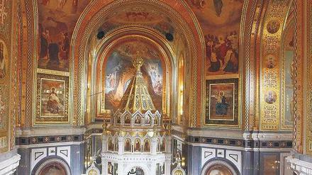 Prunk und Punk. Amtseinführung des Patriarchen Kirill 2009 in der Christ-Erlöser-Kirche in Moskau. Hier traten die Sängerinnen von Pussy Riot auf und wurden dafür nun zu 2 Jahren Lagerhaft verurteilt.