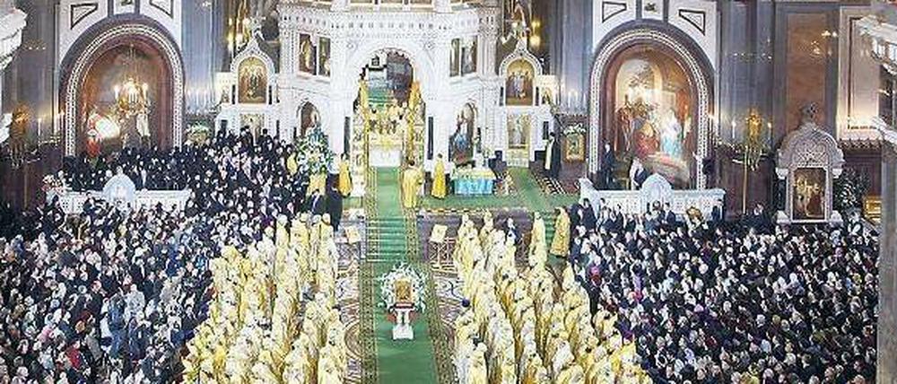 Prunk und Punk. Amtseinführung des Patriarchen Kirill 2009 in der Christ-Erlöser-Kirche in Moskau. Hier traten die Sängerinnen von Pussy Riot auf und wurden dafür nun zu 2 Jahren Lagerhaft verurteilt. 