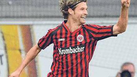 Tendenz weiter steigend. Frankfurts Martin Lanig bejubelt seinen Siegtreffer. Foto: dapd