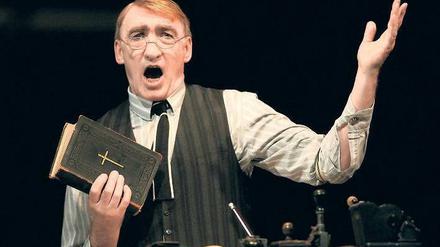 Singen kann er auch noch. Gottfried John als Peachum in der von Klaus Maria Brandauer inszenierten „Dreigroschenoper“ am Berliner Admiralspalast (2006). Foto: Oliver Lang, dapd