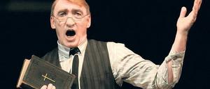 Singen kann er auch noch. Gottfried John als Peachum in der von Klaus Maria Brandauer inszenierten „Dreigroschenoper“ am Berliner Admiralspalast (2006). Foto: Oliver Lang, dapd