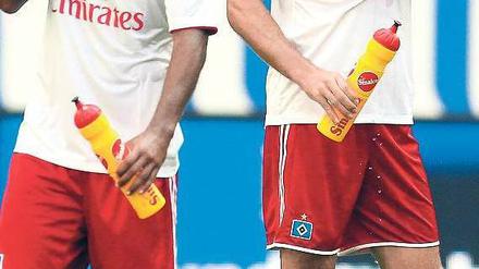 Nichts sehen, nichts sagen. Die HSV-Spieler Dennis Aogo (links) und Kapitän Heiko Westermann stehen nach der Niederlage gegen Nürnberg unter Schock.