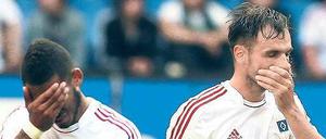 Nichts sehen, nichts sagen. Die HSV-Spieler Dennis Aogo (links) und Kapitän Heiko Westermann stehen nach der Niederlage gegen Nürnberg unter Schock.