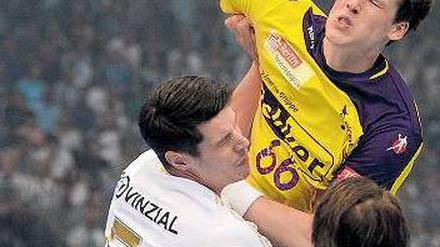 Hoch hinaus, am besten höher als Kiel. Sven-Sören Christophersen (mit Ball) will mit den Füchsen auch gegen den Serienmeister aus dem Norden mithalten. Foto: dpa