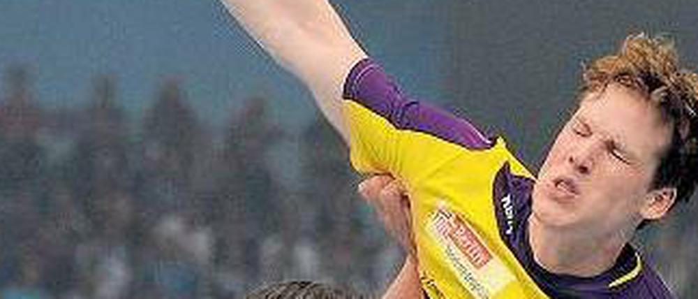 Hoch hinaus, am besten höher als Kiel. Sven-Sören Christophersen (mit Ball) will mit den Füchsen auch gegen den Serienmeister aus dem Norden mithalten. Foto: dpa