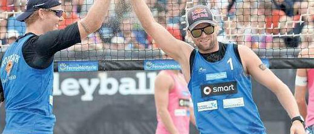 Klatschgeschichte. Julius Brink (rechts) und Jonas Reckermann müssen in Timmendorfer Strand nicht nur Beachvolleyball spielen, sondern auch sich selbst präsentieren. Ihr Manager sagt: „80 Interviews, 80 Mal die gleichen Fragen.“ Foto: dapd