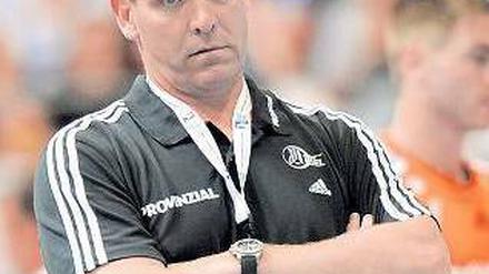 Schon gelangweilt? Die Kieler Handballer von Trainer Gislason sind in Deutschland seit Mai 2011 unbesiegt.Foto: dpa