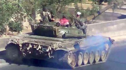Ein Panzer der syrischen Armee in der Nähe von Daraja, aufgenommen am 24. August 2012. In Daraja soll es in den vergangenen Tagen ein neuerliches Massaker der Regierungstruppen an der Zivilbevölkerung gegeben haben.
