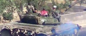 Ein Panzer der syrischen Armee in der Nähe von Daraja, aufgenommen am 24. August 2012. In Daraja soll es in den vergangenen Tagen ein neuerliches Massaker der Regierungstruppen an der Zivilbevölkerung gegeben haben.