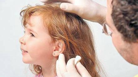 Ärzte raten vom Ohrlochstechen vor dem Schulalter ab.