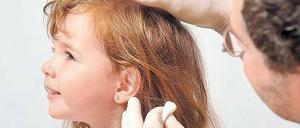 Ärzte raten vom Ohrlochstechen vor dem Schulalter ab.