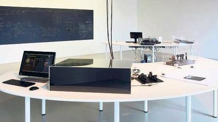 Schulstunde. Der Wiener Wissenschaftler Anton Zeilinger zeigt im Fridericianum die Versuchsanordnung „Quantum Now“, die er mit Studenten erarbeitet hat. 