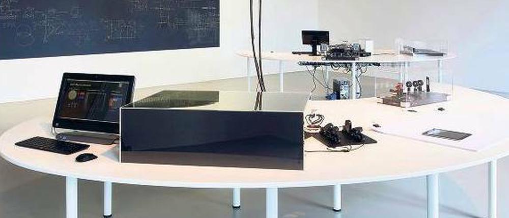 Schulstunde. Der Wiener Wissenschaftler Anton Zeilinger zeigt im Fridericianum die Versuchsanordnung „Quantum Now“, die er mit Studenten erarbeitet hat. 