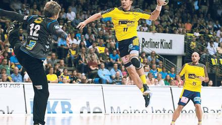 Fliegen kann so schön sein. Markus Richwien beim Wurf steuerte fünf Treffer zum Sieg der Berliner bei. Neuzugang Konstantin Igropulo (rechts) blieb ein Tor verwehrt. Foto: dpa