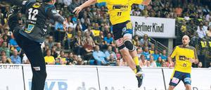 Fliegen kann so schön sein. Markus Richwien beim Wurf steuerte fünf Treffer zum Sieg der Berliner bei. Neuzugang Konstantin Igropulo (rechts) blieb ein Tor verwehrt. Foto: dpa