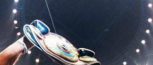 Im Lichte des Sieges. Arthur Abraham ist nach einer starken Leistung wieder Box-Weltmeister, dieses Mal im Super-Mittelgewicht. Im Berliner Ring zeigt er stolz seinen WM-Gürtel. 