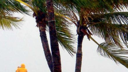 "Isaac" schlägt in Florida an der Küste auf.