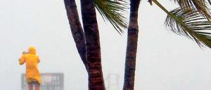 "Isaac" schlägt in Florida an der Küste auf.