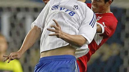 Zweikampf: Aleksandr Kokorin von Dynamo Moskau (vorn) und Francisco Rodriguez vom VfB Stuttgart. 