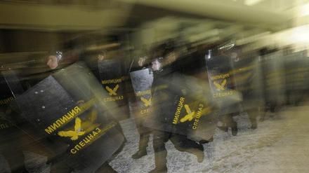 Weißrussische Polizisten vor einem Regierungsgebäude in Minsk 2010. Sie sollen eine Demonstration verhindern.