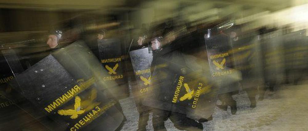 Weißrussische Polizisten vor einem Regierungsgebäude in Minsk 2010. Sie sollen eine Demonstration verhindern.