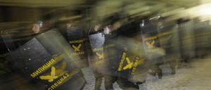 Weißrussische Polizisten vor einem Regierungsgebäude in Minsk 2010. Sie sollen eine Demonstration verhindern.