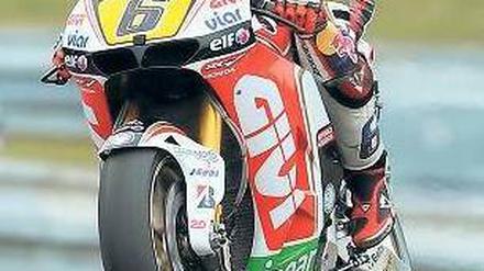 Schwere Maschine, ganz leichtfüßig. Stefan Bradl fährt mittlerweile in der wichtigsten Rennklasse, der MotoGP. Foto: AFP