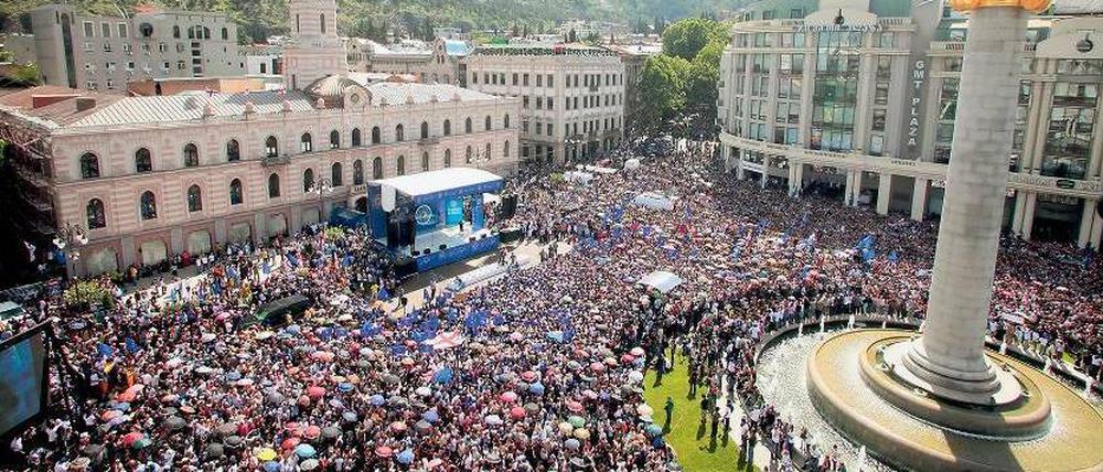 Massendemonstration. Das Oppositionsbündnis „Georgischer Traum“ hat im Mai die Massen in der Hauptstadt Tiflis mobilisieren können. 