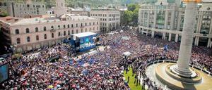 Massendemonstration. Das Oppositionsbündnis „Georgischer Traum“ hat im Mai die Massen in der Hauptstadt Tiflis mobilisieren können.