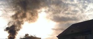 Weithin sichtbar: Über Berlins Mitte hängt eine Rauchsäule. In der Friedrichsgracht brennt es in einem Wohnblock.