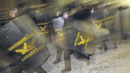 Im Sturmschritt. Weißrussische Polizisten 2010 auf dem Weg zu einer Demonstration von Lukaschenko-Gegnern in Minsk. Foto: Alexei Filippov/dpa