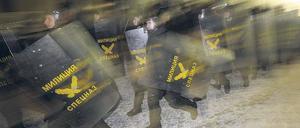 Im Sturmschritt. Weißrussische Polizisten 2010 auf dem Weg zu einer Demonstration von Lukaschenko-Gegnern in Minsk. Foto: Alexei Filippov/dpa