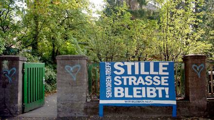 "Wir bleiben Alle!" Plakat vor dem Seniorentreff in der Stillen Straße in Pankow.