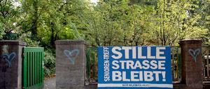 "Wir bleiben Alle!" Plakat vor dem Seniorentreff in der Stillen Straße in Pankow.