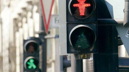Gehen oder stehen. Das Ampelmännchen soll ab November an einigen Anlagen vor dem Umschalten blinken. So soll dem Fußgänger gezeigt werden, dass der Farbwechsel bevor steht. 