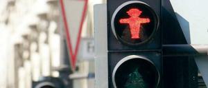 Gehen oder stehen. Das Ampelmännchen soll ab November an einigen Anlagen vor dem Umschalten blinken. So soll dem Fußgänger gezeigt werden, dass der Farbwechsel bevor steht. 