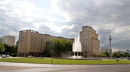 Aus Zucker. Immer wieder haben sich an der Karl-Marx-Allee Kacheln von den Fassaden der Baudenkmäler gelöst.