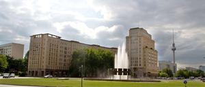 Aus Zucker. Immer wieder haben sich an der Karl-Marx-Allee Kacheln von den Fassaden der Baudenkmäler gelöst.