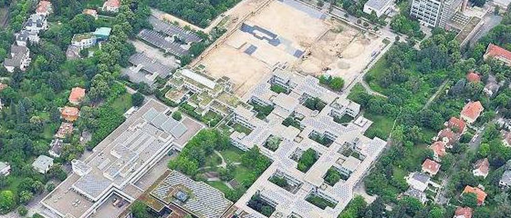 Operation am Herzen. Die Freie Universität baut ein großes Gebäude an die „Rost- und Silberlaube“ an.