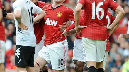 Schmerzhaft. Wayne Rooney mit einer klaffenden Wunde am Oberschenkel.