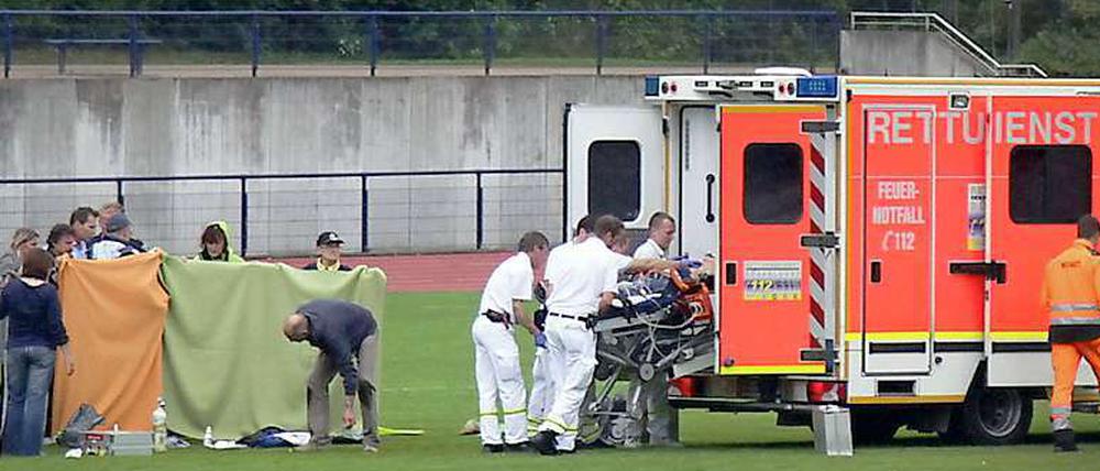 Sanitäter an der Unglücksstelle. 