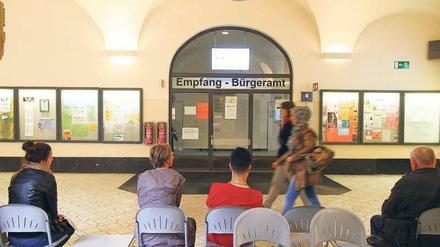 Langes Warten. Im Rathaus Charlottenburg dauert es im Durchschnitt ein bis zwei Stunden, bis man bedient wird. Für Alte und Behinderte ist der Besuchsdienst gedacht. 
