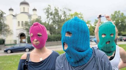 Stilecht. Drei junge Frauen kamen aus Solidarität zur Punkband Pussy Riot an den Hohenzollerndamm – sie blieben von Anfang an maskiert. Foto: dapd