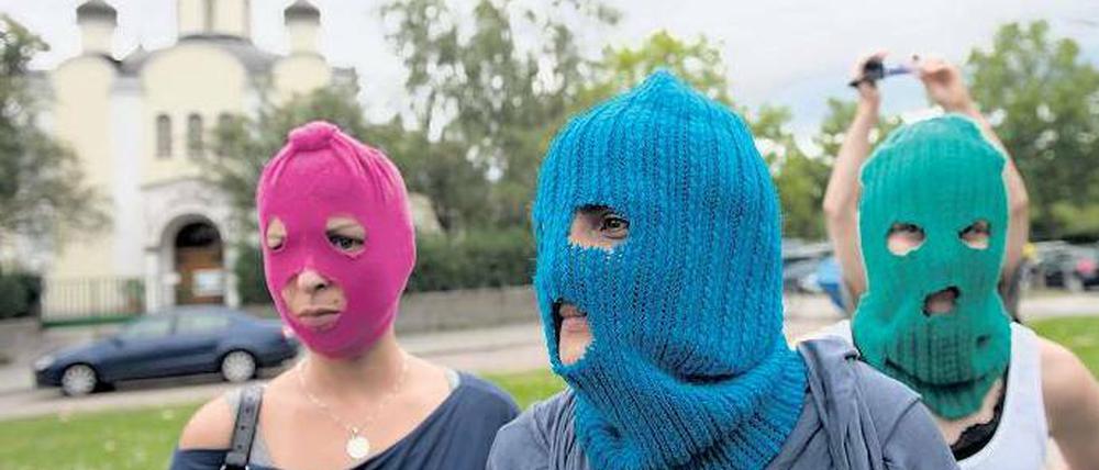 Stilecht. Drei junge Frauen kamen aus Solidarität zur Punkband Pussy Riot an den Hohenzollerndamm – sie blieben von Anfang an maskiert. Foto: dapd
