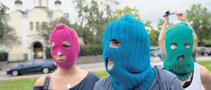 Stilecht. Drei junge Frauen kamen aus Solidarität zur Punkband Pussy Riot an den Hohenzollerndamm – sie blieben von Anfang an maskiert. Foto: dapd
