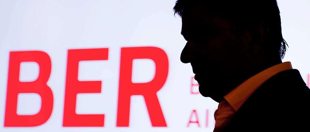 Klaus Wowereit auf dem Weg zu einer Pressekonferenz nach einer Sitzung des Flughafen-Aufsichtsrats. Es ist eine Weile her, dass es bei Gelegenheiten wie dieser gute Nachrichten zu verkünden gegeben hätte.
