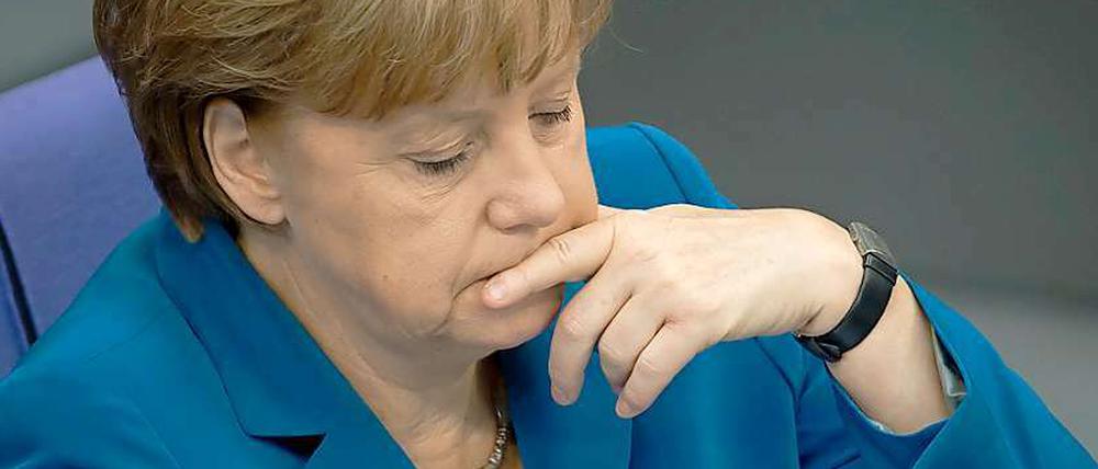 Kritik von allen Seiten hagelt auf die Parteivorsitzende der CDU, Angela Merkel, ein. 