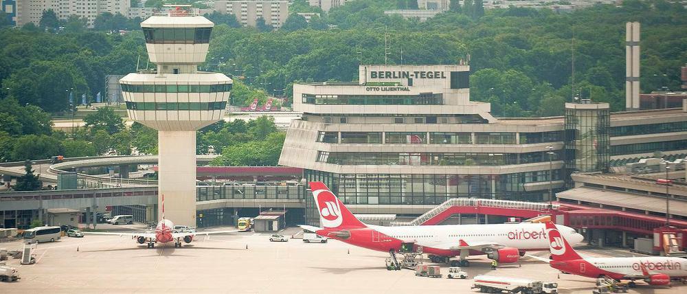 Letzter Aufruf. Nach den Fliegern sollen Industrieunternehmen den Flughafen nutzen. Terminal und Tower bleiben erhalten. Foto: dapd