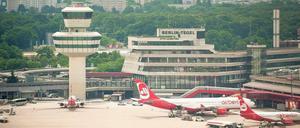 Letzter Aufruf. Nach den Fliegern sollen Industrieunternehmen den Flughafen nutzen. Terminal und Tower bleiben erhalten. Foto: dapd