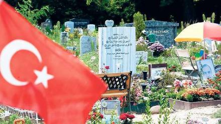Kein Platz mehr. Der Mitte des 19. Jahrhunderts begründete islamische Friedhof am Columbiadamm ist das bevorzugte zentrale Gräberfeld der Berliner Muslime. 1963 wurde es erstmals erweitert, damals in Richtung des benachbarten Garnisonfriedhofes. In den vergangenen Jahren wurden am Columbiadamm jeweils rund 200 Muslime beerdigt. Foto: dpa